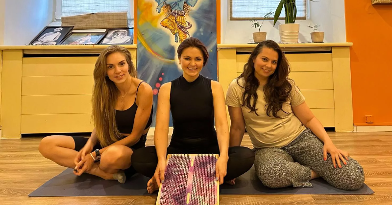 Практика гвоздестояния в клубе йоги